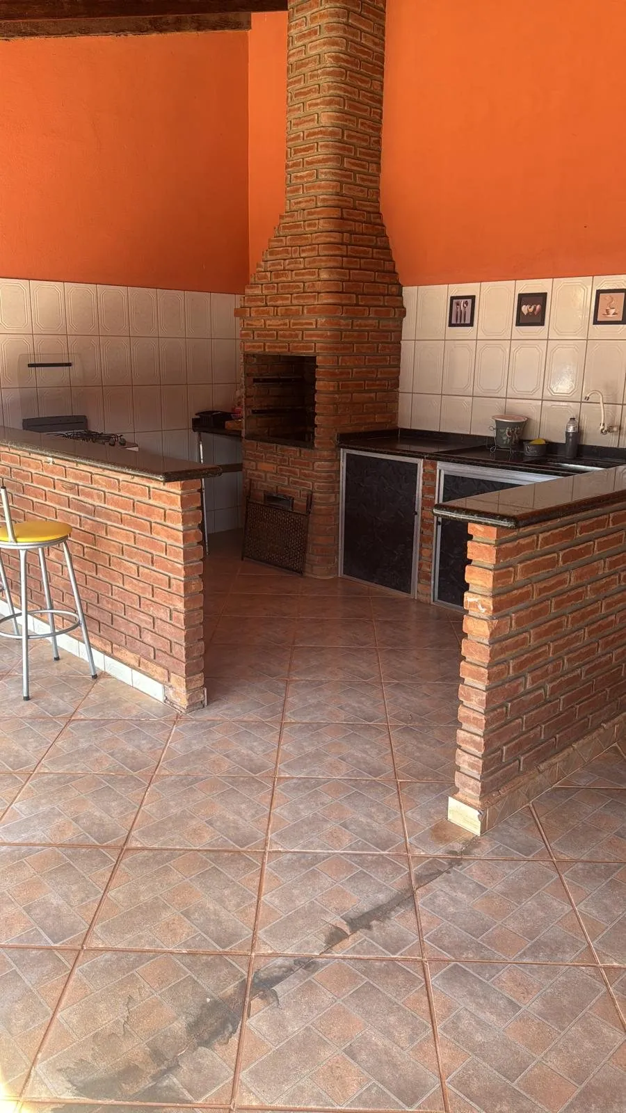 Área gourmet com churrasqueira da Pousada Estrela de Davi