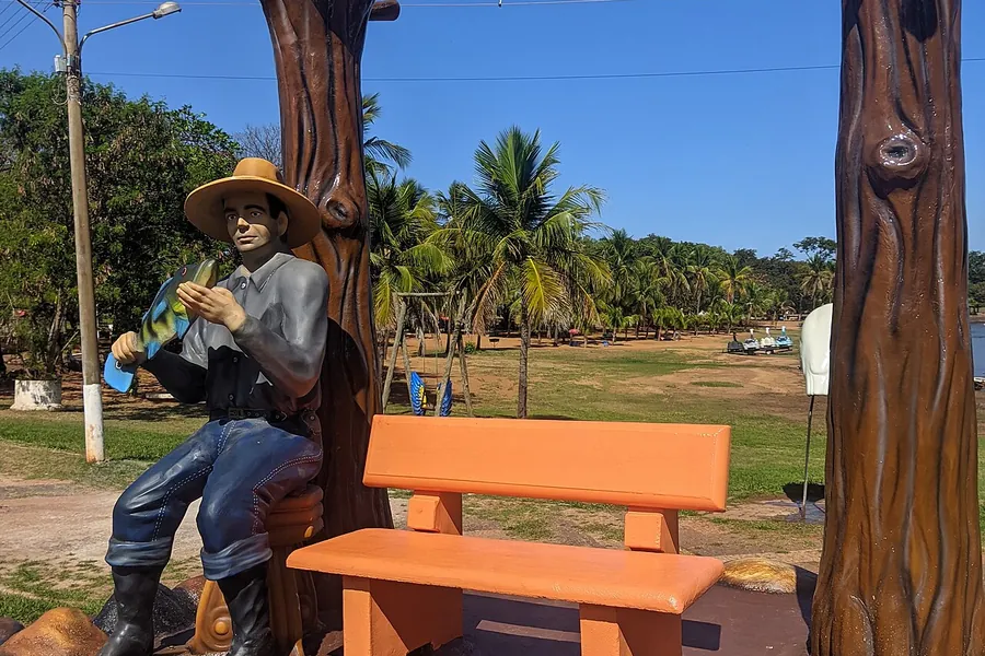 Monumento ao pescador na Praia Catarina, em Ilha Solteira - SP