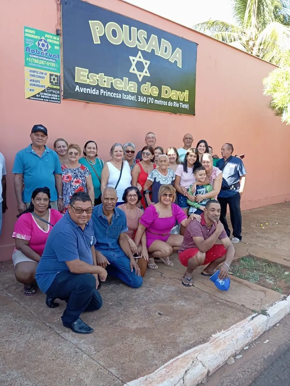 Grupo de hóspedes reunido na fachada da Pousada Estrela de Davi, em Itapura - SP