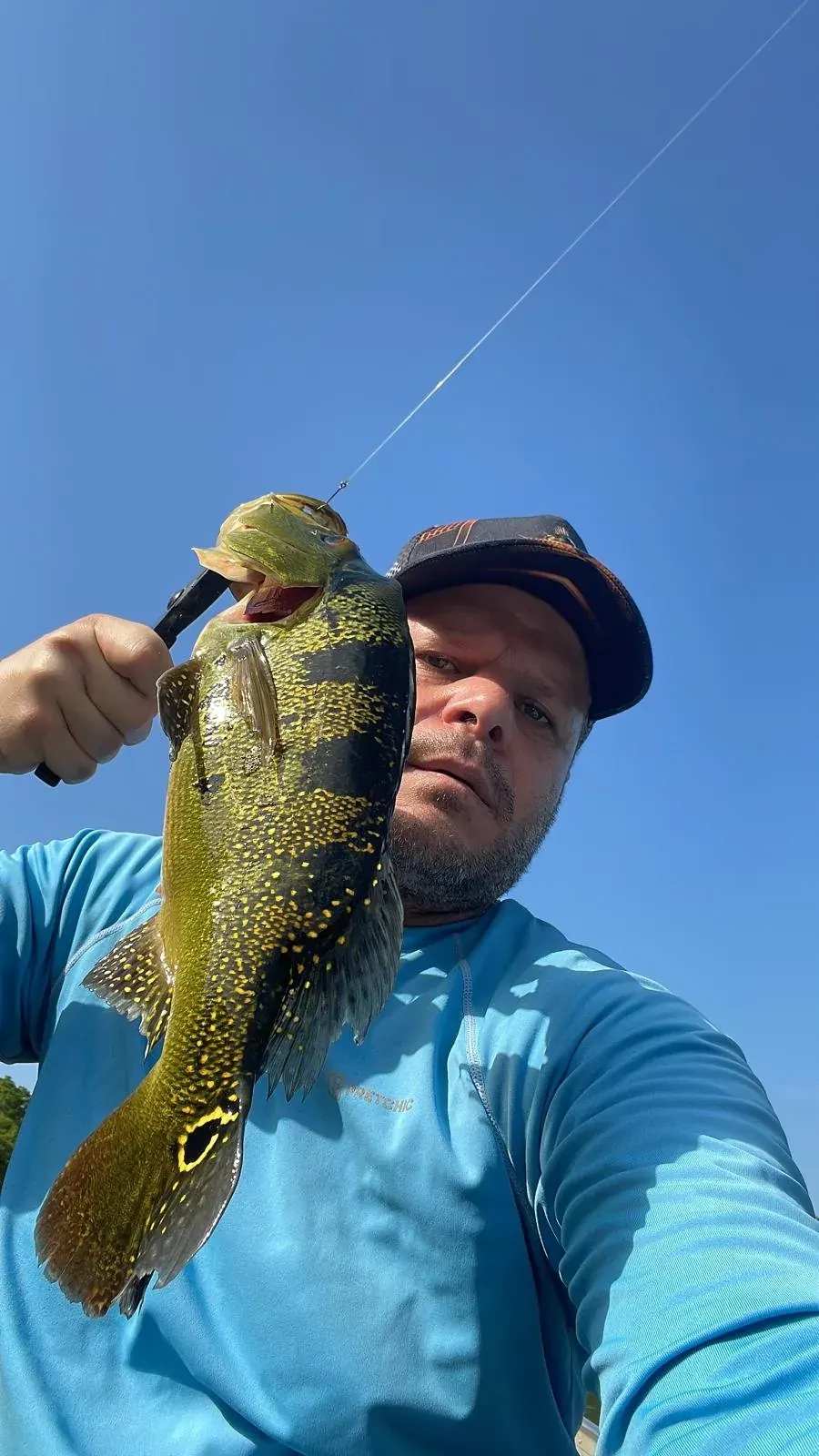 Hóspede com tucunaré pescado no Rio Tietê, em Itapura - SP