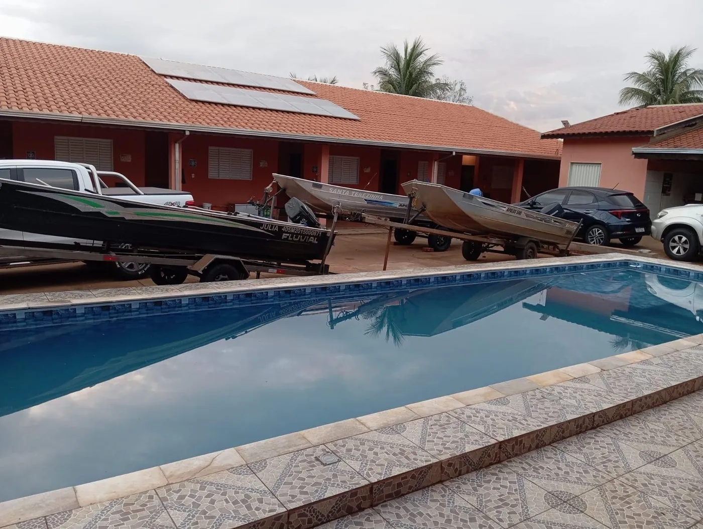Piscina da Pousada Estrela de Davi com os barcos dos hóspedes ao fundo