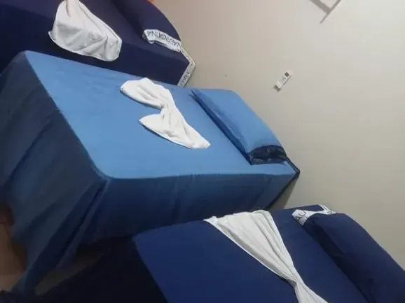 Quarto com duas camas de solteiro, ideal para dupla de pescadores